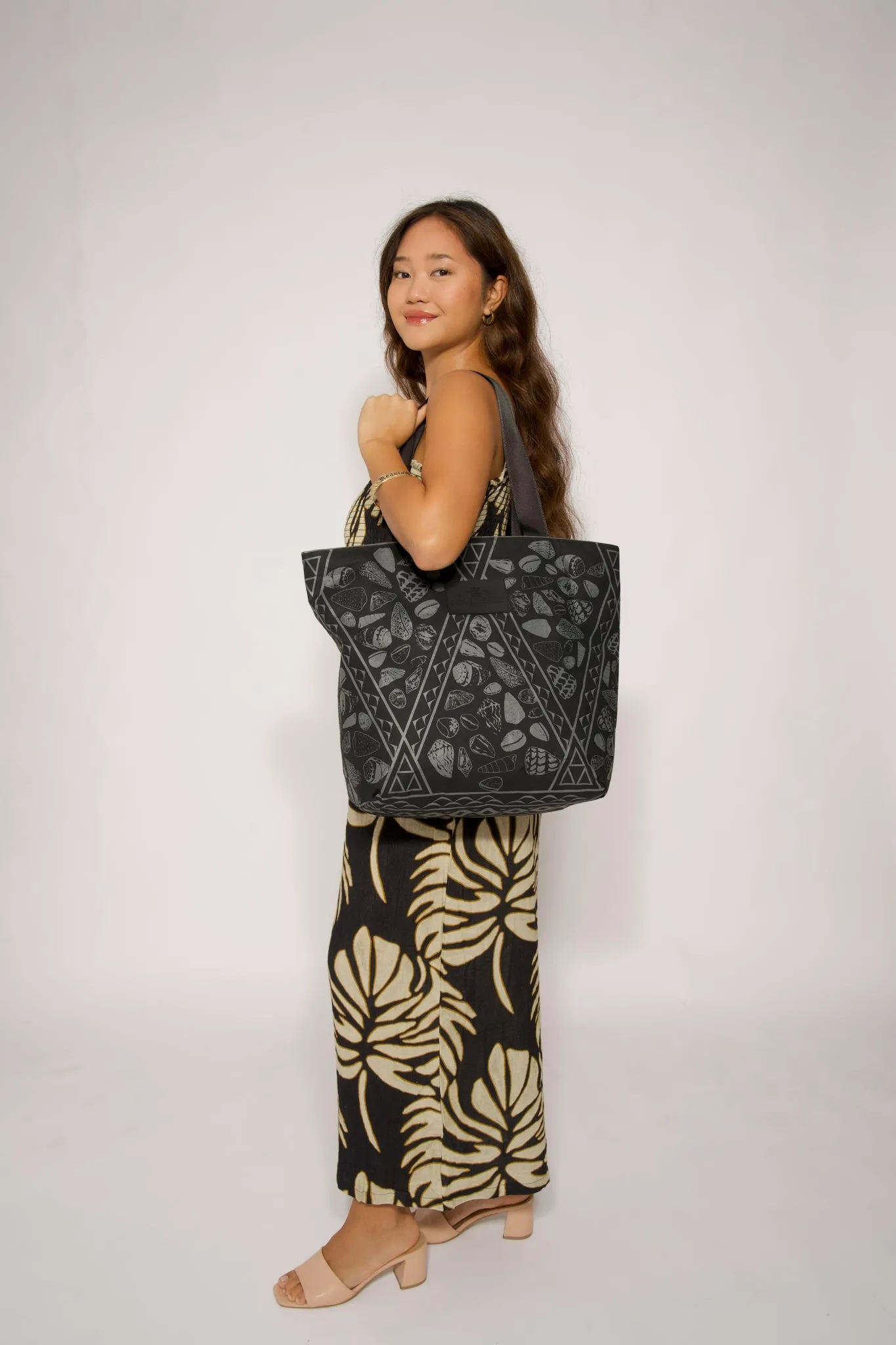 Tita Tote | Black Jingle Shells